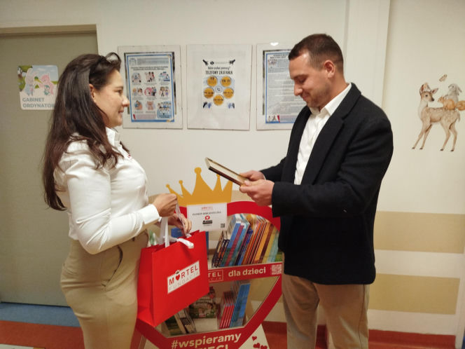 Biblioteczka z książkami dla małych pacjentów siedleckiego szpitala