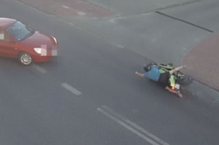 Motocyklista zaliczył szlif w krótkich spodniach i koszulce. Ten upadek zapamięta na długo - WIDEO