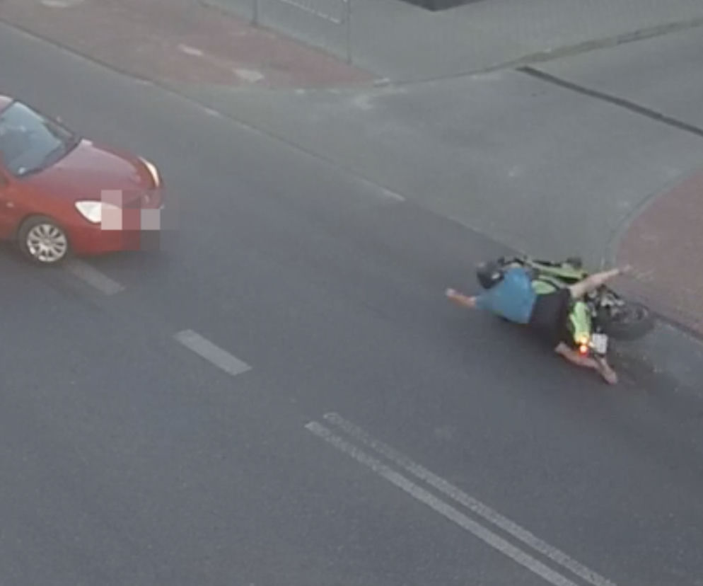 Skąpo ubrany motocyklista położył maszynę