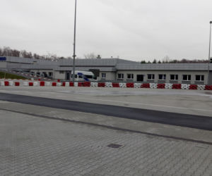 Na drogach ślisko. Jest więcej wypadków. Jak temu zapobiec?