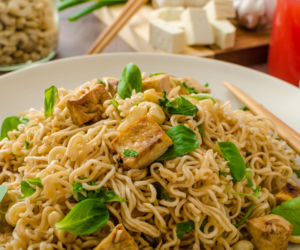 Pamiętasz ten smak z akademika? Sałatka z zupek chińskich to hit, który znów jest modny