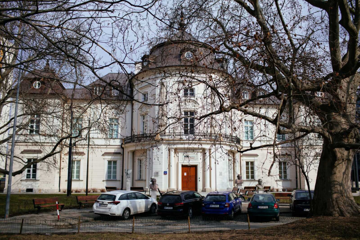 Protest przed TK 10.03.2021: Protestujące przykuły się od ogrodzenia
