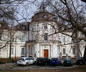 Protest przed TK 10.03.2021: Protestujące przykuły się od ogrodzenia