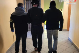 Chciał zabić policjanta. Założyli mu TO na głowę! 
