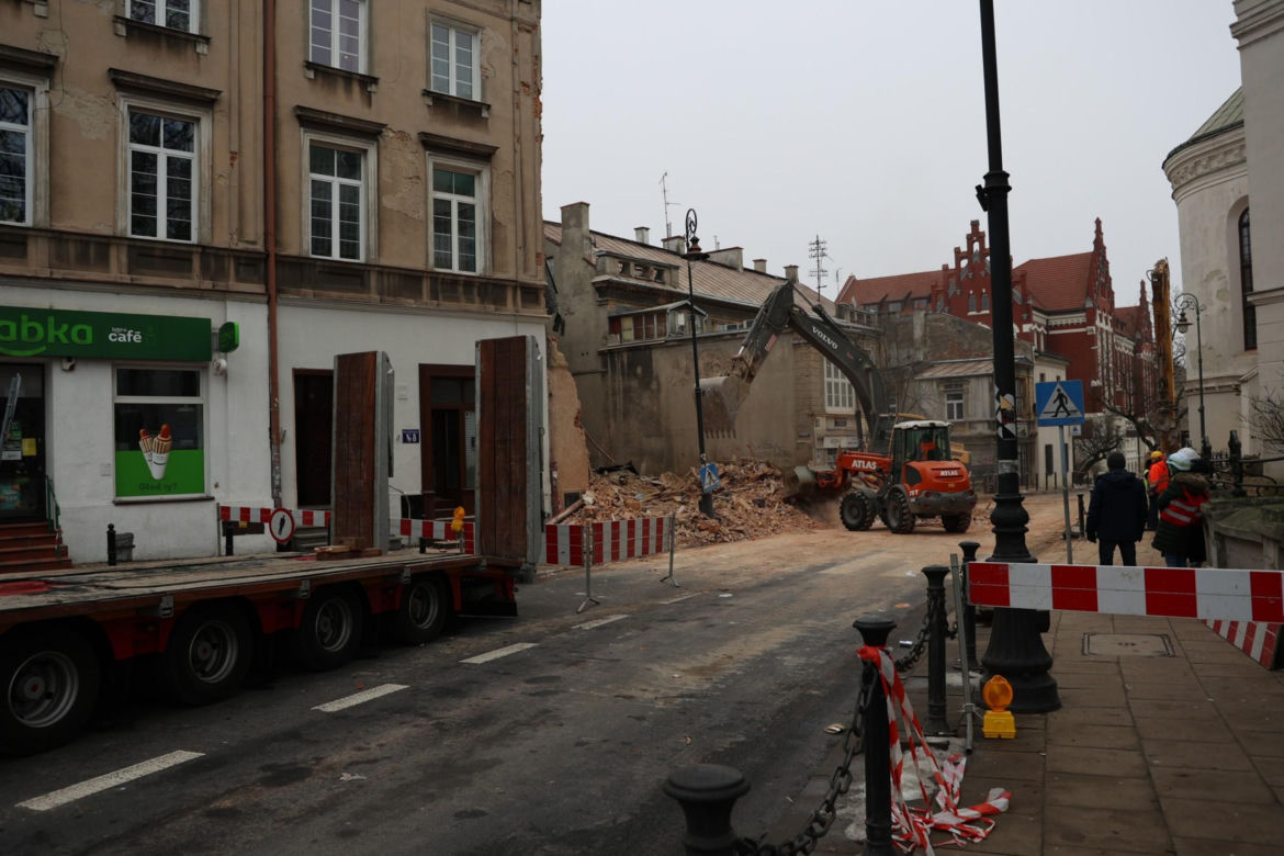 Wznowiono prace przy rozbiórce kamienicy po katastrofie budowlanej w Lublinie