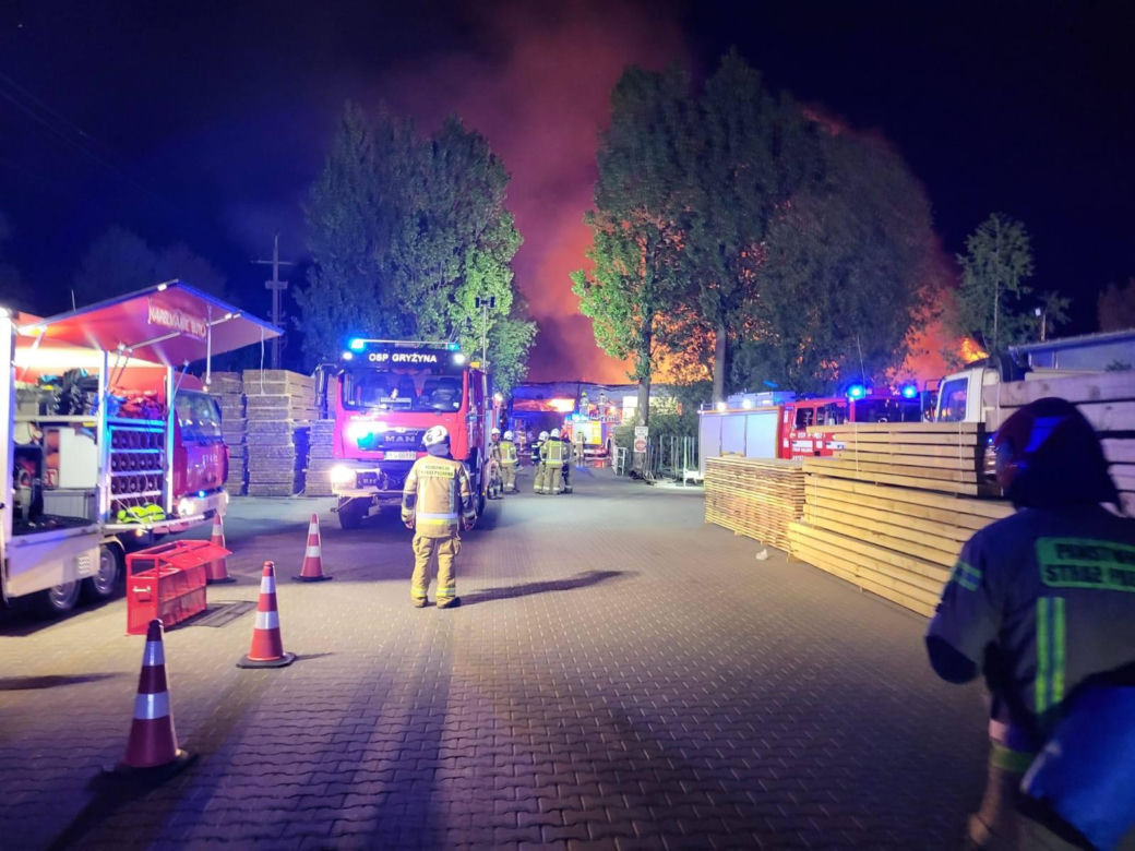 Ogromny pożar tartaku. Strażacy walczyli z żywiołem przez całą noc