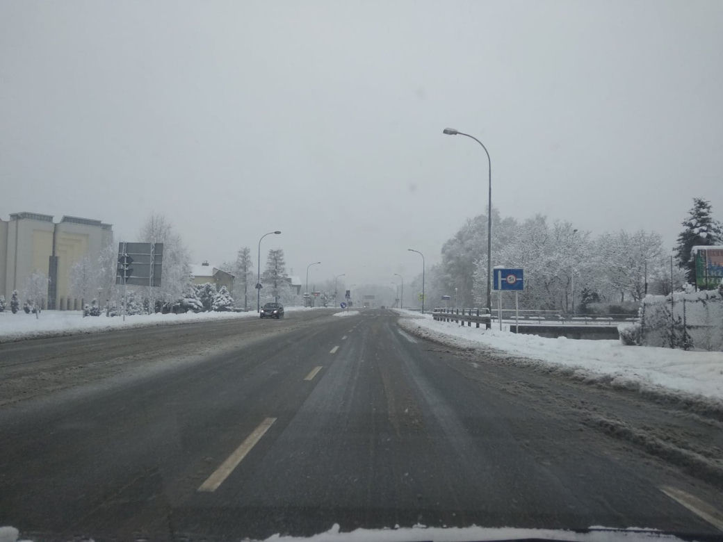 FATALNE warunki na drogach Rzeszowa. Śnieżny ARMAGEDON! [ZDJĘCIA]