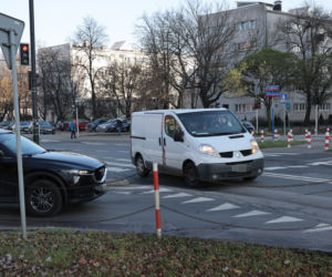Skrzyżowanie grozy na Bielanach. Codziennie dochodzi tu do niebezpiecznych sytuacji
