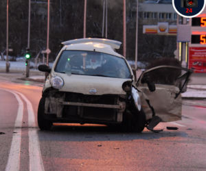 Zderzenie samochodu osobowego z autobusem. Dwoje dzieci w szpitalu