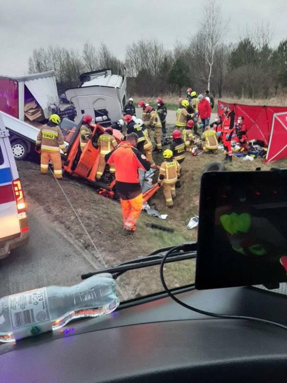 Kaplityny. Tragiczny wypadek na DK 16. Nie żyją dwie osoby, cztery w szpitalu [ZDJĘCIA]