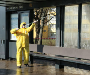 Wielkie mycie przystanków autobusowych w Kielcach