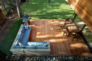 Czy warto mieć w ogrodzie altanę, grill, staw kąpielowy? Rady, jak urządzić taras przed domem oraz co jeszcze warto mieć na posesji