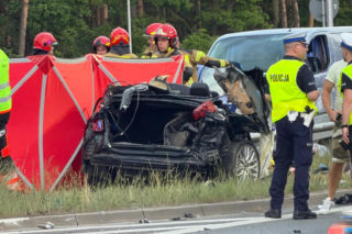 Tragiczny wypadek pod Warszawą. Dwie osoby nie żyją, trzecia walczy o życie