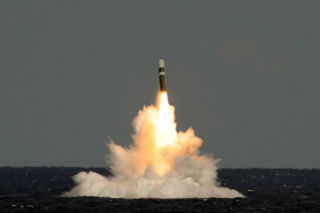 Czy Wielka Brytania stworzy własny, niezależny arsenał nuklearny? Odpowiedź na nieprzewidywalność USA