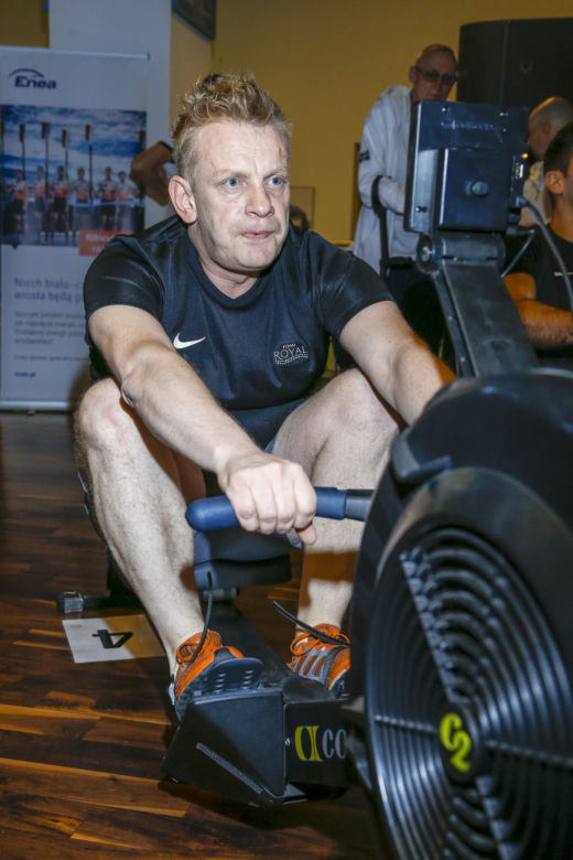 Bartek Żukowski pali na przystanku