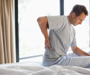 Wstajesz rano z łóżka właśnie w ten sposób? To gwarantowany sposób na ból pleców tuż po przebudzeniu