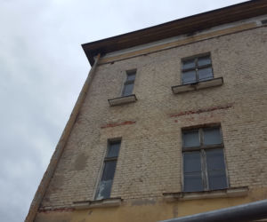 Lecą tynki z dawnego budynku kolejowego przy ul. Dworcowej
