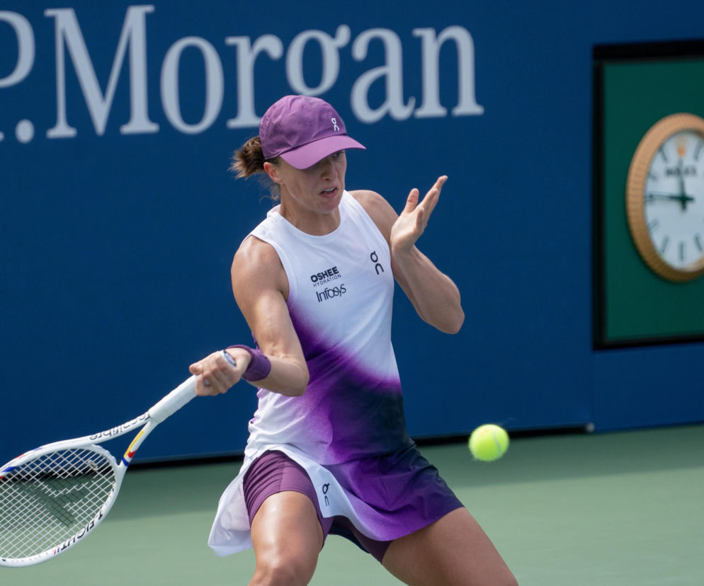 Iga Świątek odbija piłkę podczas US Open. O meczu Polki w 4. rundzie turnieju przeczytasz na SE Supersport.
