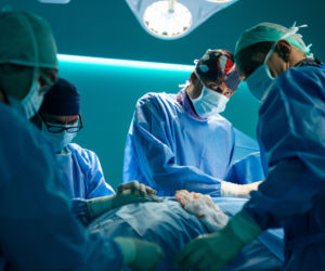 Na dobre i na złe, odcinek 982: Falkowicz i Bart stoczą dramatyczną walkę o życie pacjenta z niemal oderwaną głową