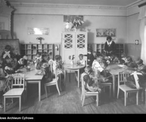 Zajęcia w przedszkolu. Rok 1928