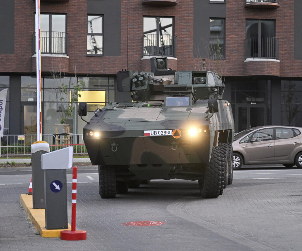 Czołgi na ulicach Warszawy. Wielkie maszyny zmierzają na targi
