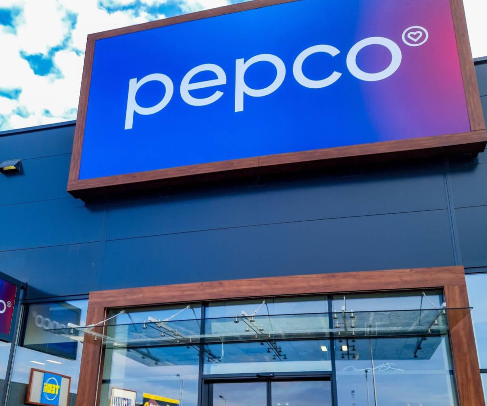 Duży niebieski szyld sklepu Pepco nad wejściem do budynku. O nowej kolekcji dodatków w Eska.