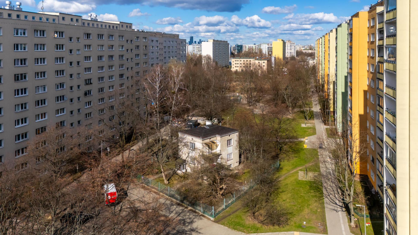 Dom jednorodzinny między blokami przy alei Lotników 26 w Warszawie