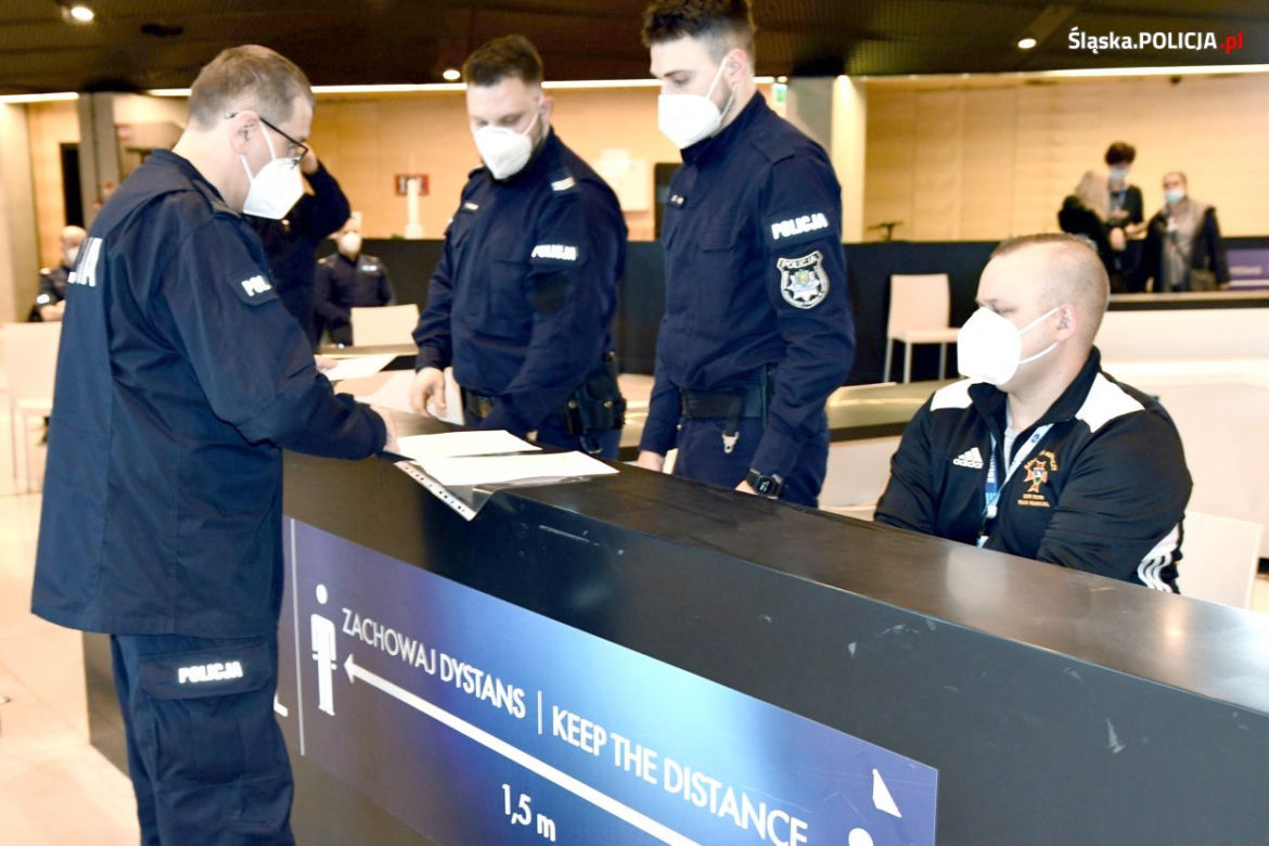 Na Śląsku rozpoczęły się szczepienia policjantów. Jak pierwszy zaszczepiony został komendant wojewódzki [ZDJĘCIA]