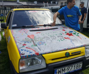 Artystyczna twórczość... na masce samochodu