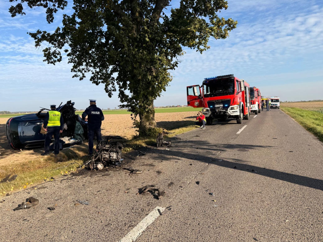 Poważny wypadek w powiecie gostyńskim. Kierowca uderzył autem w drzewo