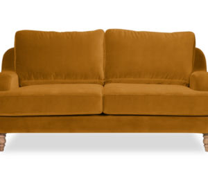 Musztardowa sofa do salonu. Wybraliśmy 10 najmodniejszych modeli!