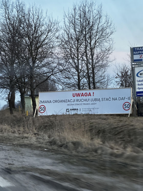 Znak ostrzegający kierowców o ograniczeniu w Koszalinie