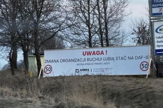 Znak ostrzegający kierowców o ograniczeniu w Koszalinie