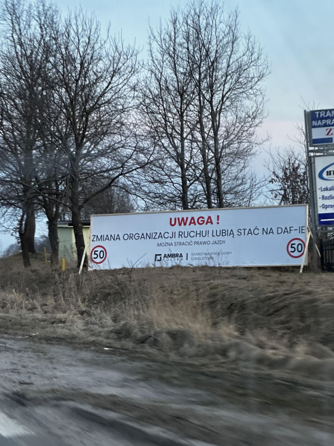 Znak ostrzegający kierowców o ograniczeniu w Koszalinie