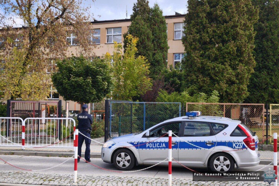 Policjanci patrolują szkoły
