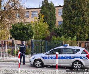 Policjanci patrolują szkoły