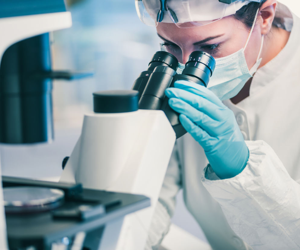 zbliżenie na naukowca pracującego w laboratorium