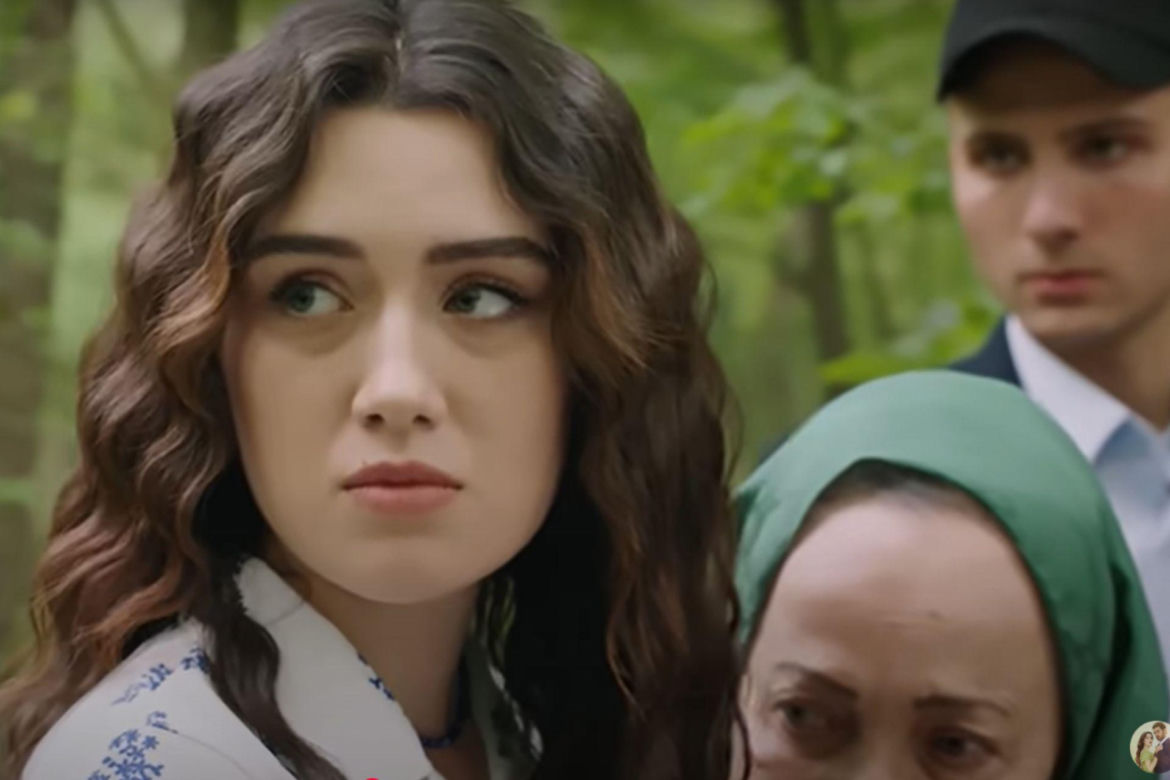 Halil nakaże Zeynep zabrać babcię do auta