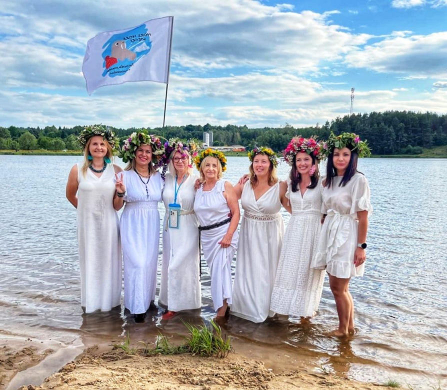 Wyjątkowe „Morsowe Wianki” ekipy "Mors Może Więcej" nad zalewem w Wąchocku. Było magicznie