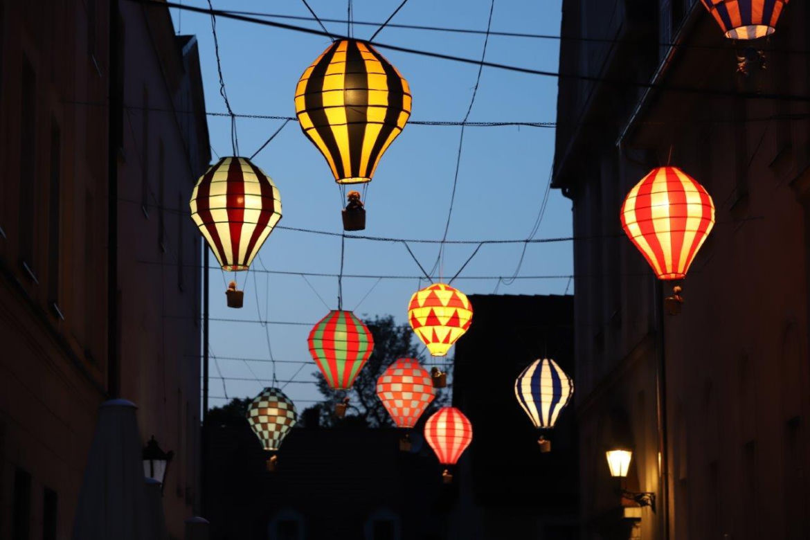 Kolorowe balony z podróżnikami w koszykach nową atrakcją w centrum Pszczyny