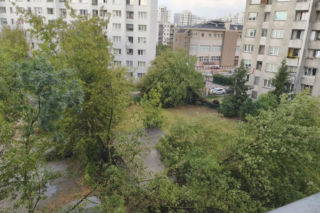 Gwałtowna burza nad Warszawą. Drzewa wyrwane z korzeniami w 5 minut!