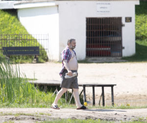 Karol Karski. Kupił flaszkę i odpoczął nad Świdrem
