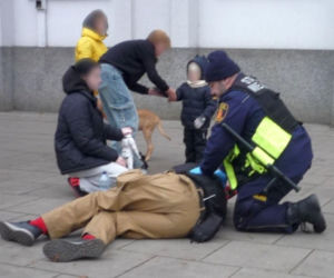 Ojciec walczył o życie na oczach przerażonych dzieci. Upadł na ulicy w Warszawie