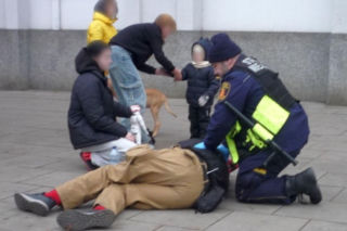 Ojciec walczył o życie na oczach przerażonych dzieci. Upadł na ulicy w Warszawie