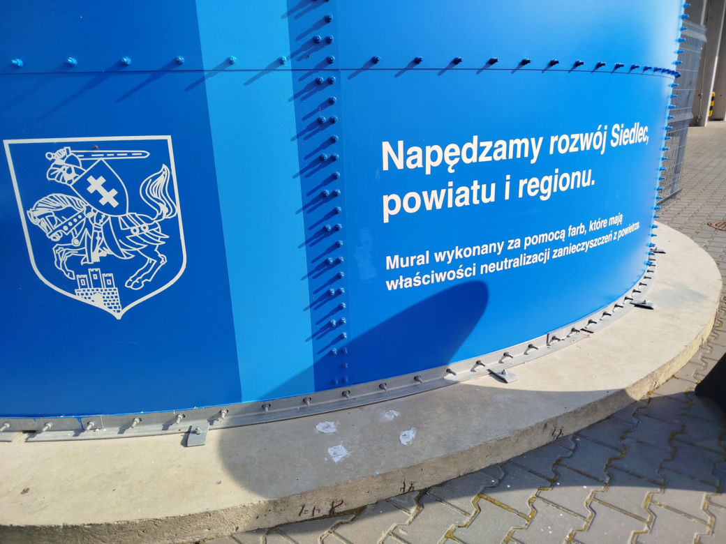 Powiat siedlecki: Nowy mural z wizerunkiem Atlasa „Jacka” powstał na zbiorniku przeciwpożarowym w Borkach Wyrkach przy trasie A2. Farba ma właściwości ekologiczne i oczyszcza powietrze