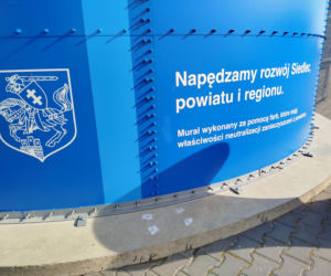Powiat siedlecki: Nowy mural z wizerunkiem Atlasa „Jacka” powstał na zbiorniku przeciwpożarowym w Borkach Wyrkach przy trasie A2. Farba ma właściwości ekologiczne i oczyszcza powietrze