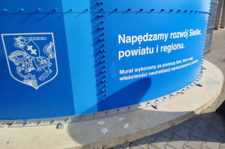 Powiat siedlecki: Nowy mural z wizerunkiem Atlasa „Jacka” powstał na zbiorniku przeciwpożarowym w Borkach Wyrkach przy trasie A2. Farba ma właściwości ekologiczne i oczyszcza powietrze