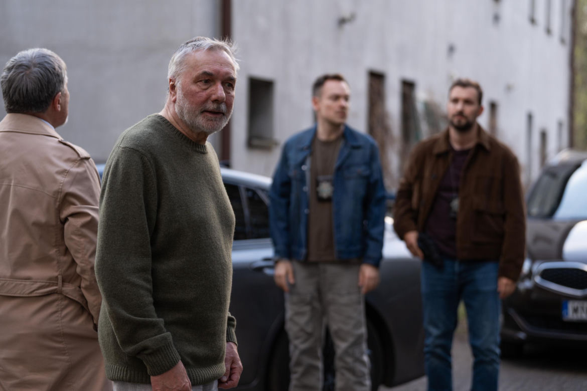 Barwy szczęścia odc. 3244. Andrzej (Leon Charewicz), Antoni Kiryłło (Cezary Nowak), Marcin Kodur (Oskar Stoczyński), Majak (Łukasz Borkowski)