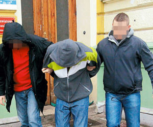 Zadźgał kolegów w obronie własnej?