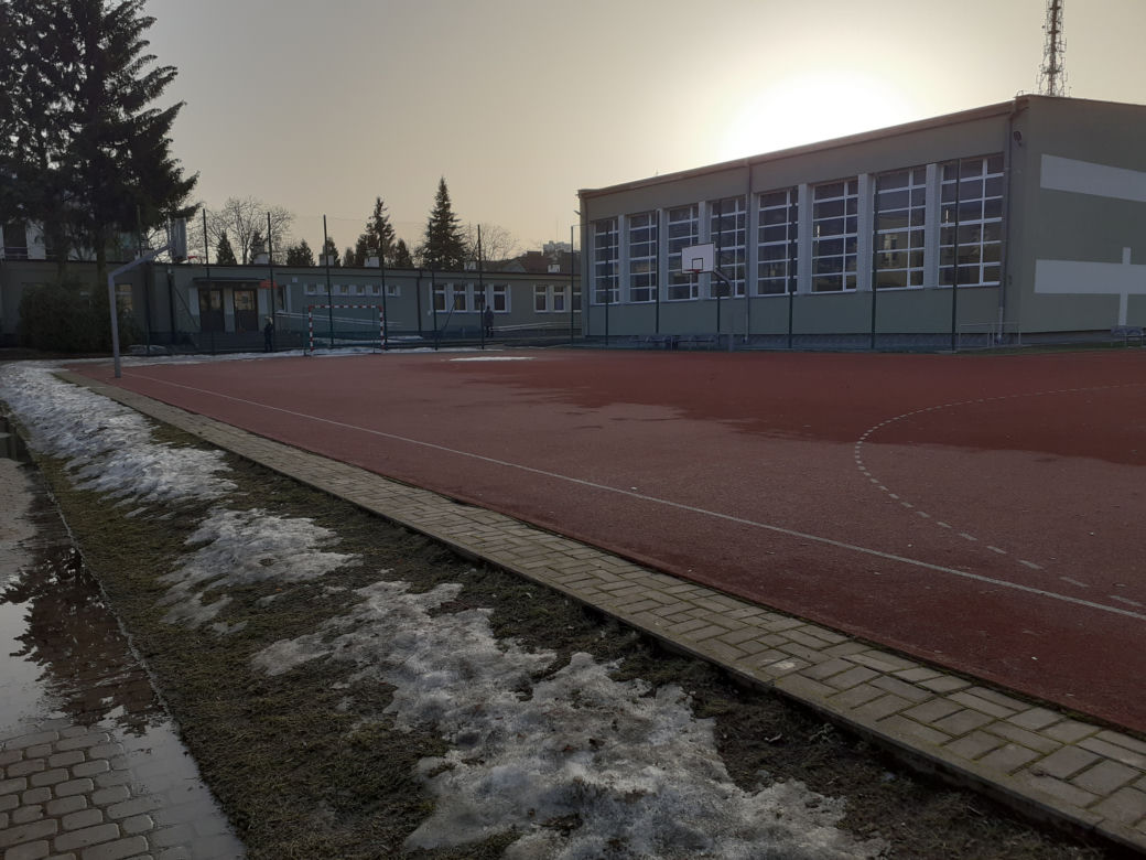 Siedleckie szkoły przy ul. Konarskiego i Prusa i ich okolica w lutym 2021 roku